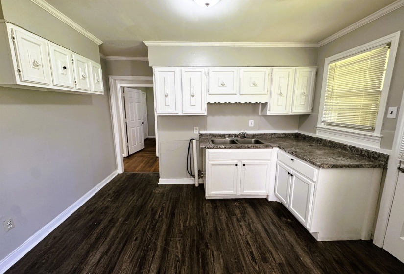 4100 VAUGHN RD, Memphis, Tennessee 38122, 2 Bedrooms Bedrooms, 5 Rooms Rooms,1 BathroomBathrooms,Rental Properties,For Sale,VAUGHN,10224021
