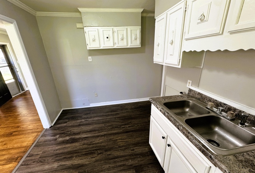 4100 VAUGHN RD, Memphis, Tennessee 38122, 2 Bedrooms Bedrooms, 5 Rooms Rooms,1 BathroomBathrooms,Rental Properties,For Sale,VAUGHN,10224021