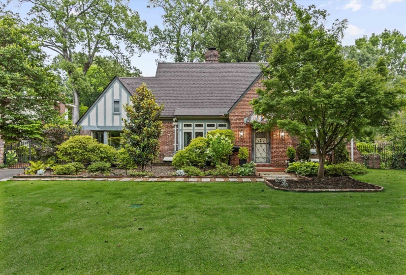624 TREZEVANT ST, Memphis, Tennessee 38112, 4 Bedroom Bedrooms, 11 Room Rooms,3.1 BathroomBathrooms,Residential,For Sale,TREZEVANT,0,10224040