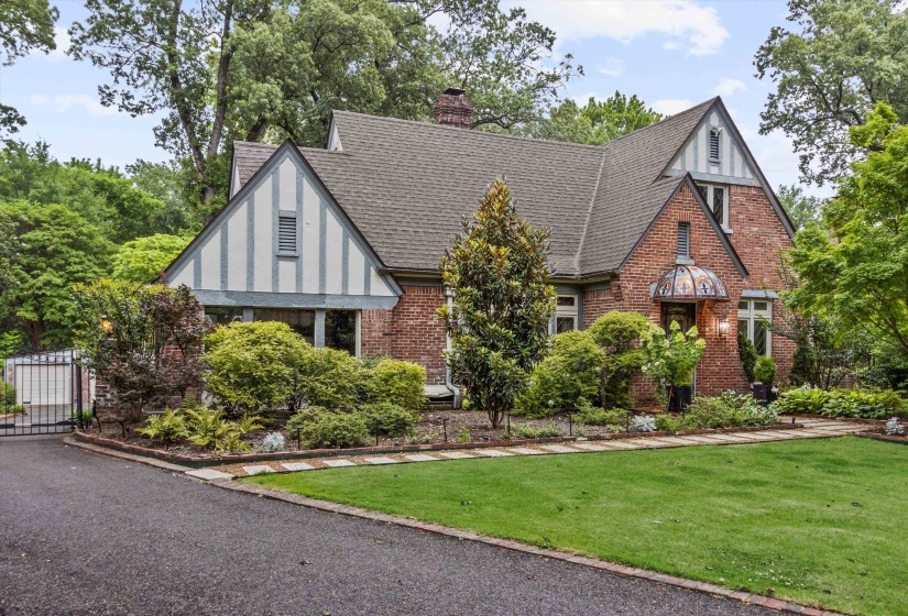 624 TREZEVANT ST, Memphis, Tennessee 38112, 4 Bedroom Bedrooms, 11 Room Rooms,3.1 BathroomBathrooms,Residential,For Sale,TREZEVANT,0,10224040