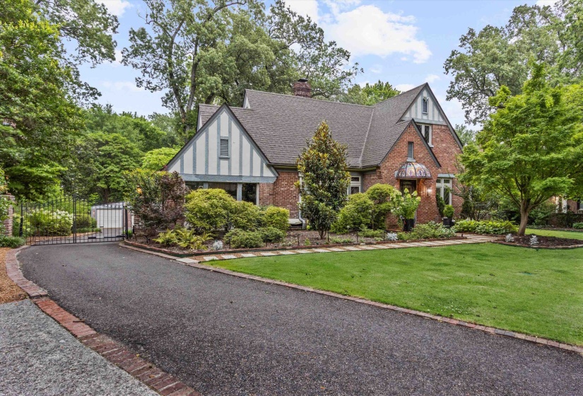 624 TREZEVANT ST, Memphis, Tennessee 38112, 4 Bedroom Bedrooms, 11 Room Rooms,3.1 BathroomBathrooms,Residential,For Sale,TREZEVANT,0,10224040