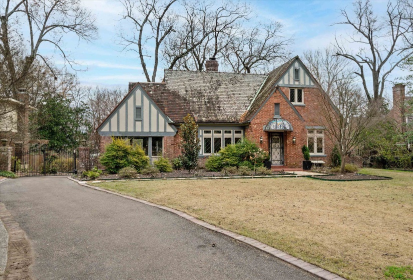 624 TREZEVANT ST, Memphis, Tennessee 38112, 4 Bedroom Bedrooms, 11 Room Rooms,3.1 BathroomBathrooms,Residential,For Sale,TREZEVANT,0,10224040