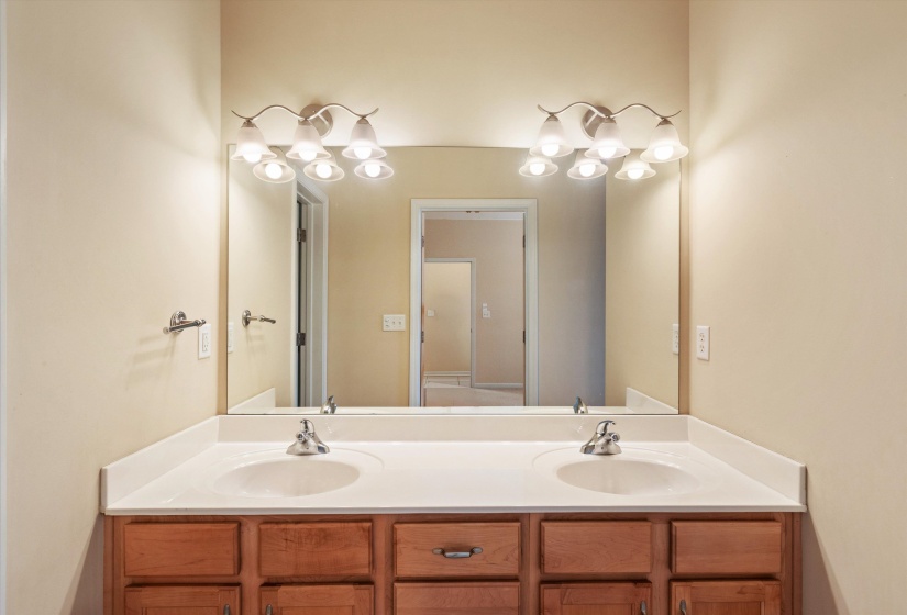 1365 HARBOR PARK DR, Memphis, Tennessee 38103, 3 Bedroom Bedrooms, 5 Room Rooms,2 BathroomBathrooms,Residential,For Sale,HARBOR PARK,0,10224077