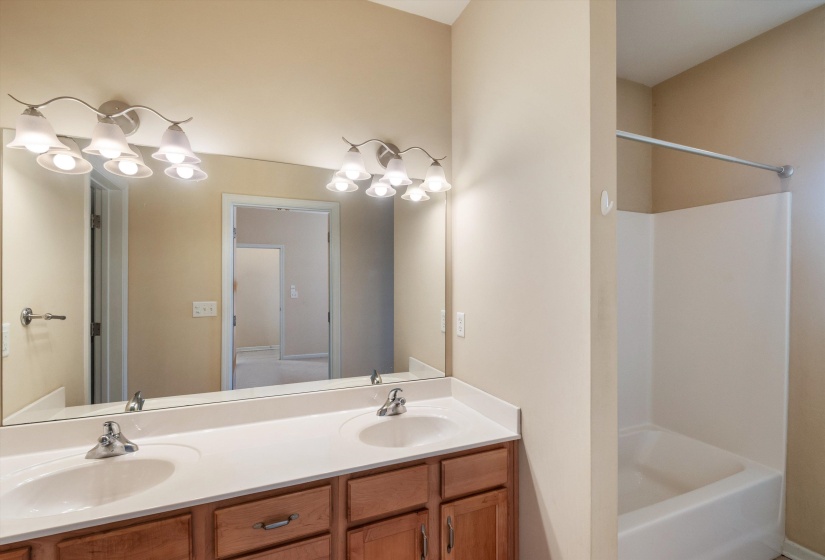 1365 HARBOR PARK DR, Memphis, Tennessee 38103, 3 Bedroom Bedrooms, 5 Room Rooms,2 BathroomBathrooms,Residential,For Sale,HARBOR PARK,0,10224077