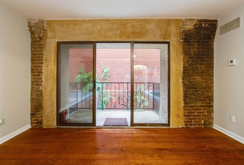 107 FRONT ST, Memphis, Tennessee 38103, 1 Bedroom Bedrooms, 3 Rooms Rooms,1 BathroomBathrooms,Residential,For Sale,FRONT,10224089