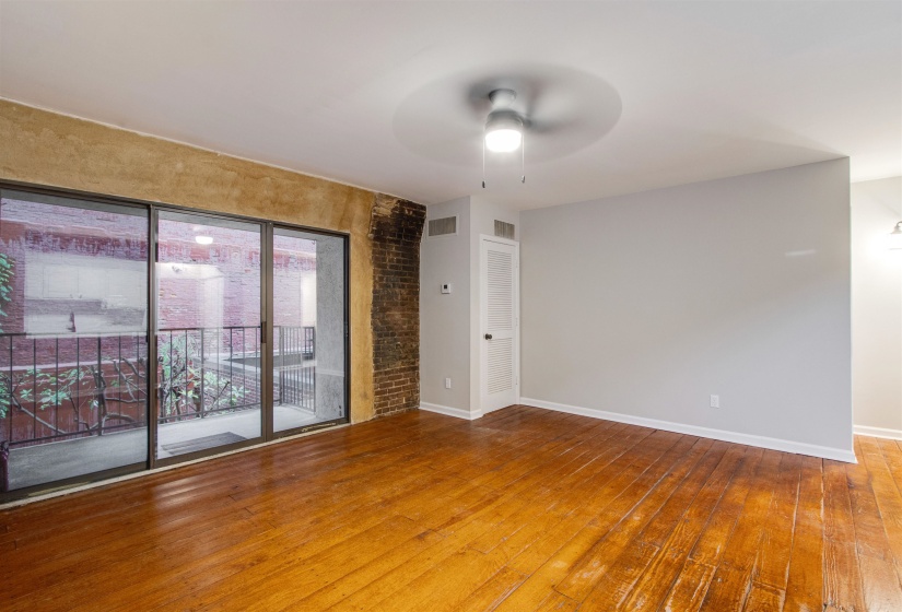 107 FRONT ST, Memphis, Tennessee 38103, 1 Bedroom Bedrooms, 3 Rooms Rooms,1 BathroomBathrooms,Residential,For Sale,FRONT,10224089