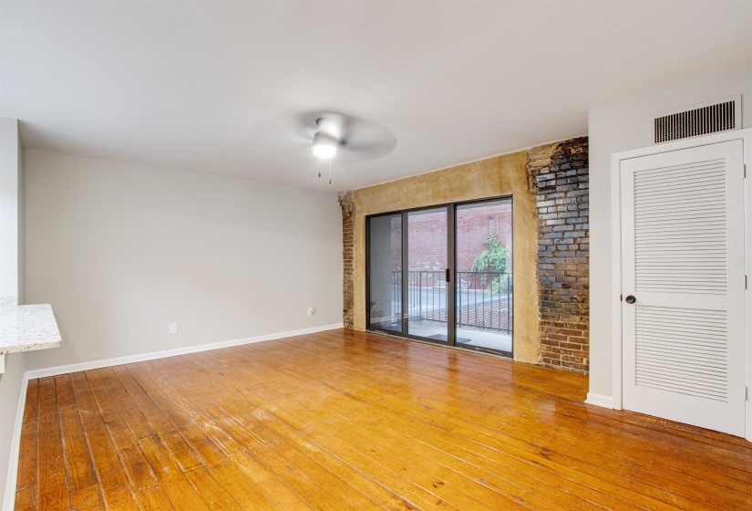 107 FRONT ST, Memphis, Tennessee 38103, 1 Bedroom Bedrooms, 3 Rooms Rooms,1 BathroomBathrooms,Residential,For Sale,FRONT,10224089