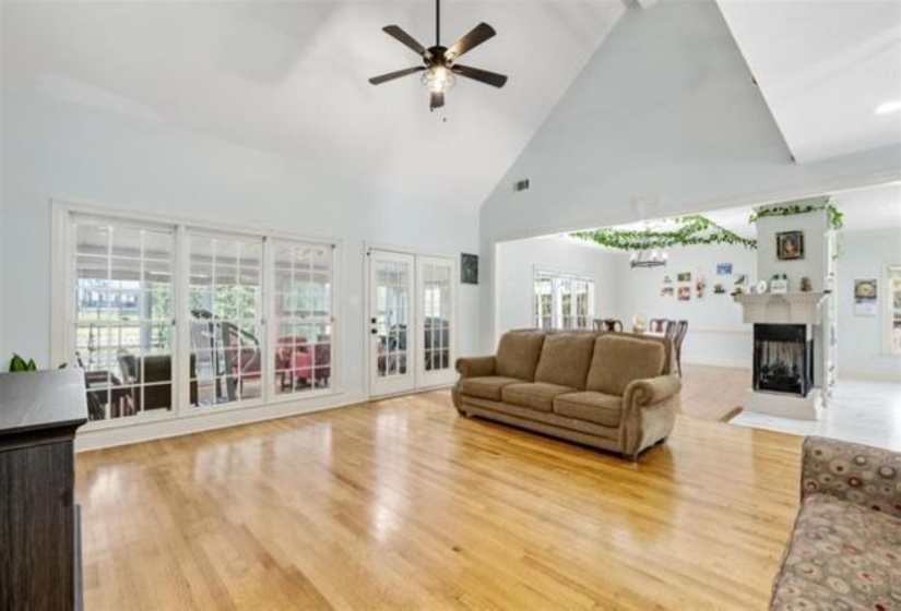 1646 FORSYTHE DR, Collierville, Tennessee 38017, 5 Bedrooms Bedrooms, 8 Rooms Rooms,3 BathroomsBathrooms,Residential,For Sale,FORSYTHE,10224104