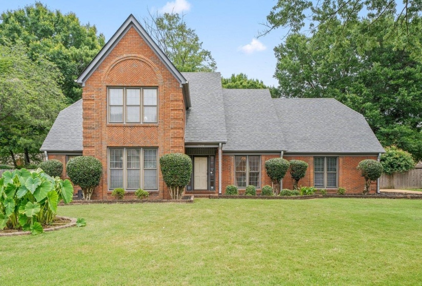 Sought after neighborhood, Pembrooke!  4 bedroom, 2.5 baths, large lot with huge deck.