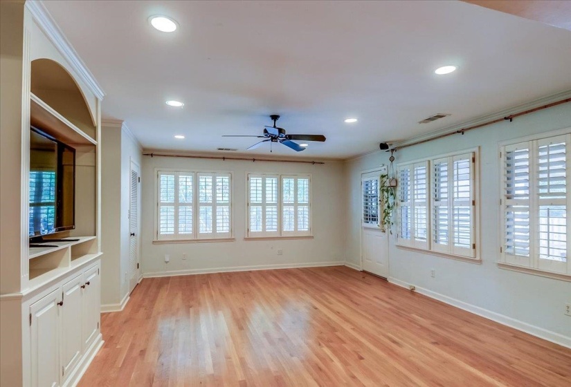 57 ROBERT DELL CV, Memphis, Tennessee 38117, 3 Bedrooms Bedrooms, 7 Rooms Rooms,2 BathroomsBathrooms,Residential,For Sale,ROBERT DELL,10224116