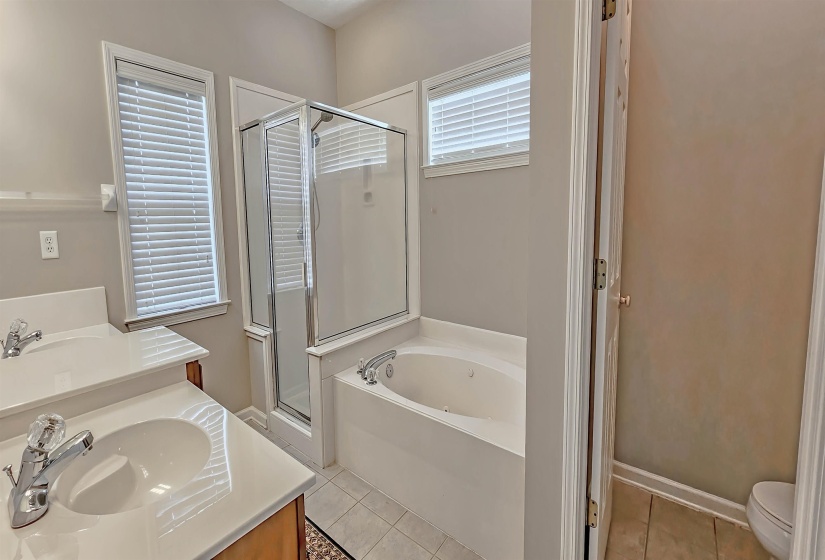 8678 ASHBURY OAK DR, Memphis, Tennessee 38018, 5 Bedrooms Bedrooms, 10 Rooms Rooms,3 BathroomsBathrooms,Residential,For Sale,ASHBURY OAK,10224137