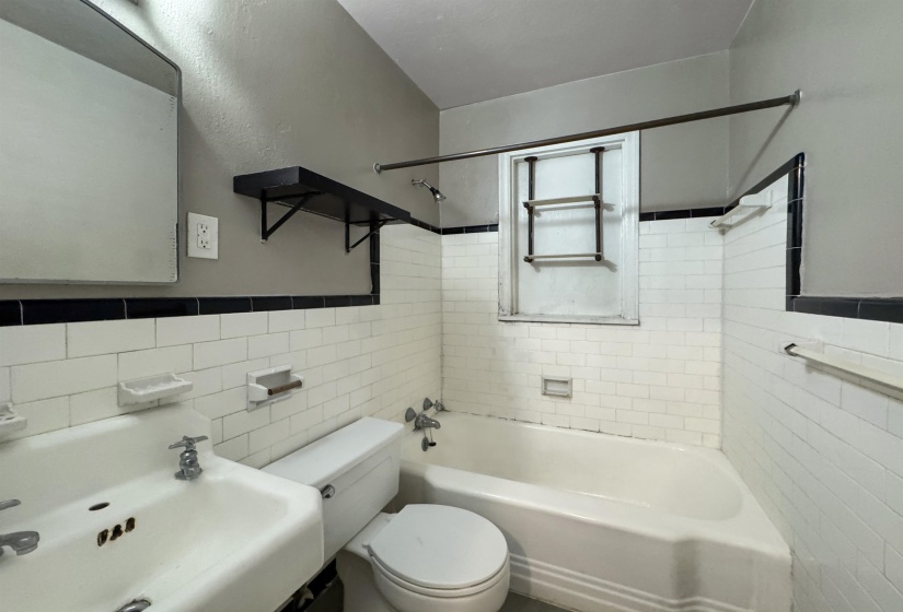 2022 COURTLAND PL, Memphis, Tennessee 38104, 2 Bedrooms Bedrooms, ,1 BathroomBathrooms,Duplexes,For Sale,COURTLAND,10224227