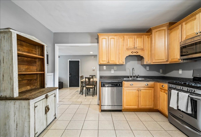 252 BARRY RD, Memphis, Tennessee 38117, 3 Bedroom Bedrooms, 8 Room Rooms,2 BathroomBathrooms,Residential,For Sale,BARRY,0,10224229