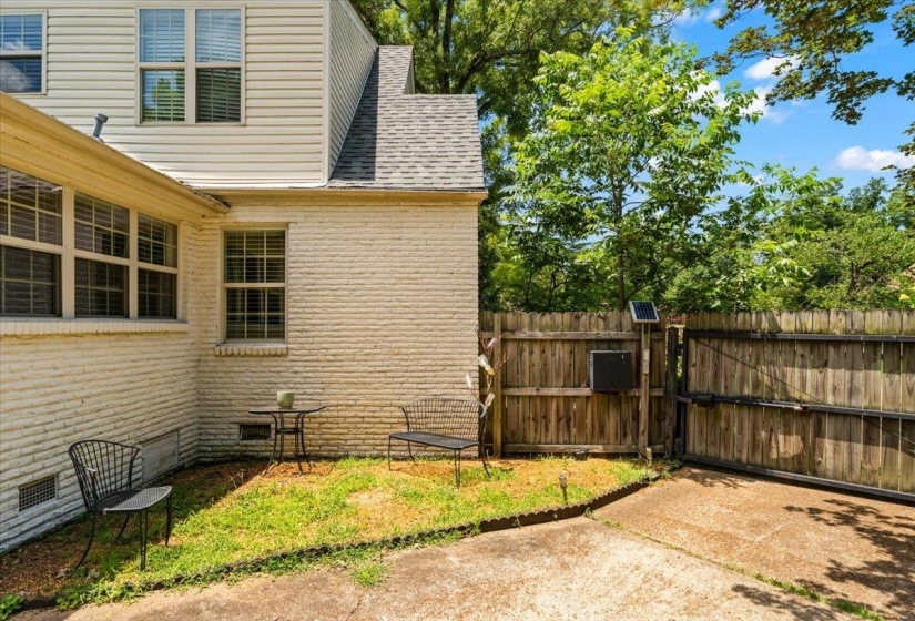 252 BARRY RD, Memphis, Tennessee 38117, 3 Bedroom Bedrooms, 8 Room Rooms,2 BathroomBathrooms,Residential,For Sale,BARRY,0,10224229