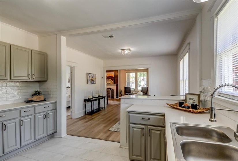 820 MCNEIL ST, Memphis, Tennessee 38107, 3 Bedroom Bedrooms, 5 Room Rooms,2 BathroomBathrooms,Residential,For Sale,MCNEIL,0,10224238