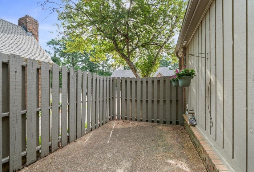 1841 PARK TRAIL DR, Germantown, Tennessee 38139, 2 Bedrooms Bedrooms, 5 Rooms Rooms,2 BathroomsBathrooms,Residential,For Sale,PARK TRAIL,10224267
