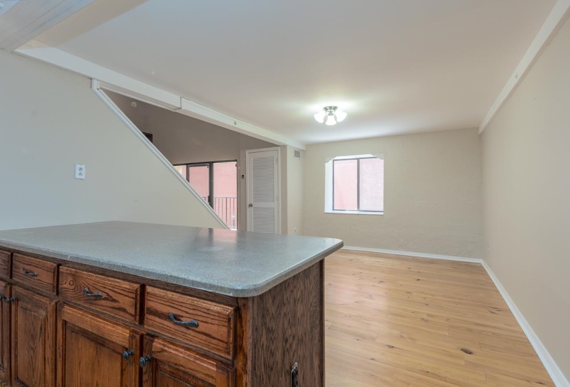 107 FRONT ST, Memphis, Tennessee 38103, 2 Bedrooms Bedrooms, 5 Rooms Rooms,1 BathroomBathrooms,Residential,For Sale,FRONT,10224292