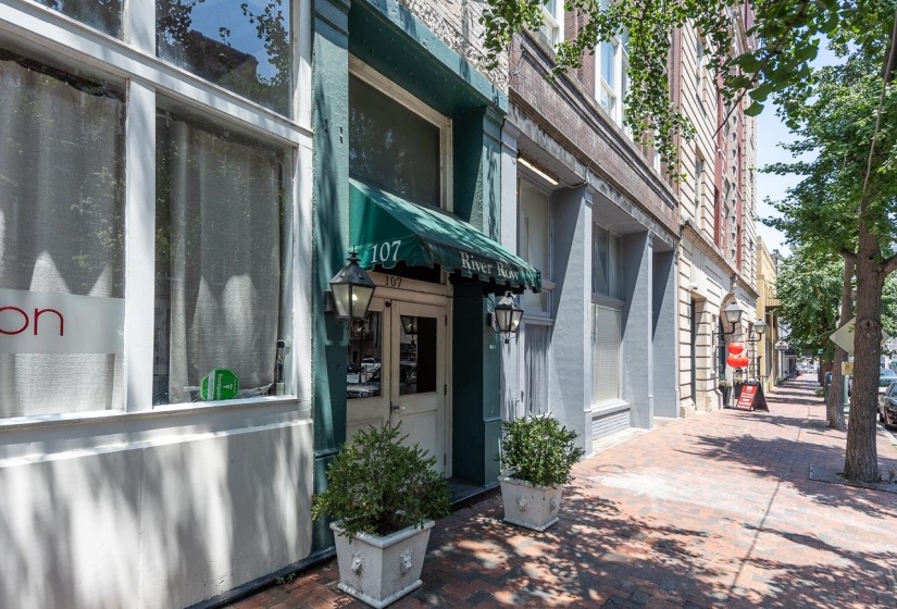 107 FRONT ST, Memphis, Tennessee 38103, 2 Bedrooms Bedrooms, 5 Rooms Rooms,1 BathroomBathrooms,Residential,For Sale,FRONT,10224292