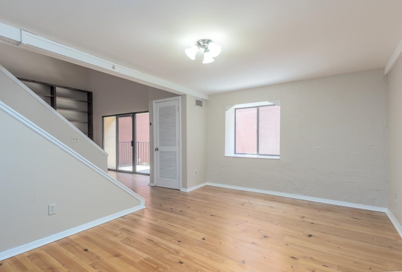 107 FRONT ST, Memphis, Tennessee 38103, 2 Bedrooms Bedrooms, 5 Rooms Rooms,1 BathroomBathrooms,Residential,For Sale,FRONT,10224292