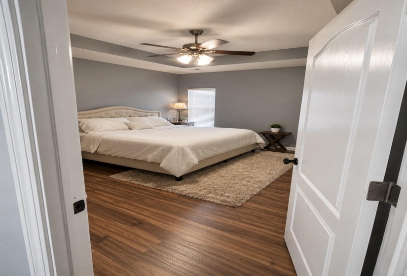 Recessed tray ceiling with ceiling fan and light fixture