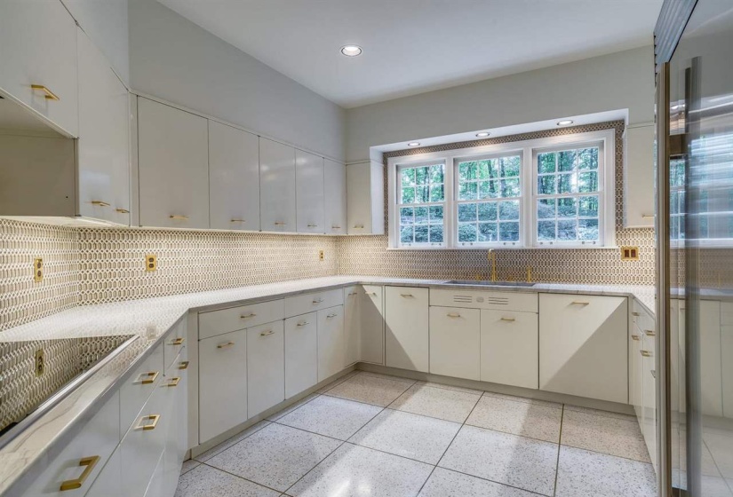 5711 SHADY GROVE RD, Memphis, Tennessee 38120, 5 Bedrooms Bedrooms, 9 Rooms Rooms,3.3 BathroomsBathrooms,Rental Properties,For Sale,SHADY GROVE,10224304