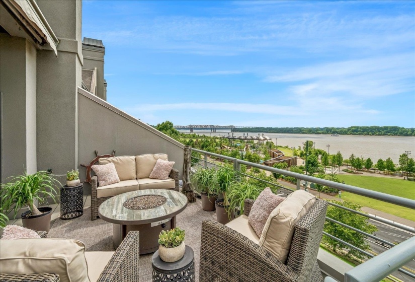 383 CHICKASAW BLUFF ST, Memphis, Tennessee 38103, 3 Bedrooms Bedrooms, 6 Rooms Rooms,3 BathroomsBathrooms,Residential,For Sale,CHICKASAW BLUFF,10224051