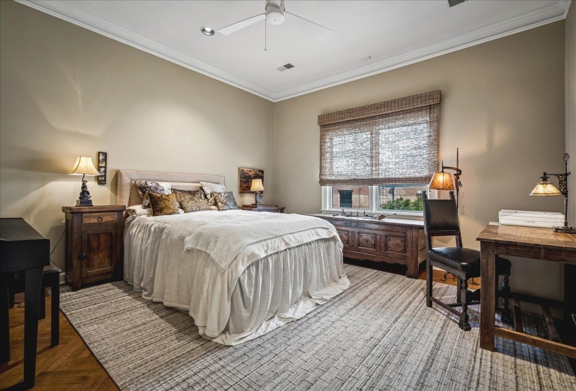 383 CHICKASAW BLUFF ST, Memphis, Tennessee 38103, 3 Bedrooms Bedrooms, 6 Rooms Rooms,3 BathroomsBathrooms,Residential,For Sale,CHICKASAW BLUFF,10224051