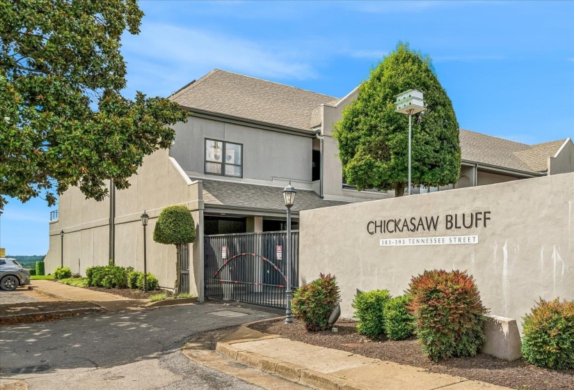 383 CHICKASAW BLUFF ST, Memphis, Tennessee 38103, 3 Bedrooms Bedrooms, 6 Rooms Rooms,3 BathroomsBathrooms,Residential,For Sale,CHICKASAW BLUFF,10224051