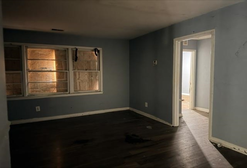 529 SHELBY DR, Memphis, Tennessee 38109, 2 Bedrooms Bedrooms, 5 Rooms Rooms,1 BathroomBathrooms,Residential,For Sale,SHELBY,10224297