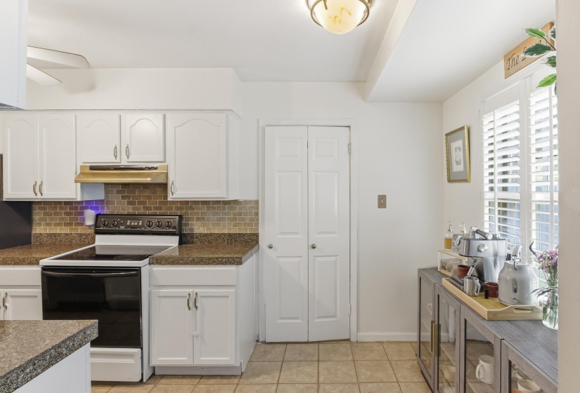 1614 STERLING DR, Memphis, Tennessee 38119, 4 Bedroom Bedrooms, 7 Room Rooms,1.1 BathroomBathrooms,Residential,For Sale,STERLING,0,10224359