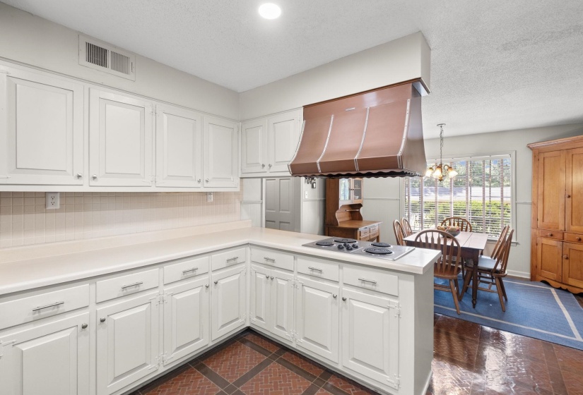 4653 CLEARWATER DR, Memphis, Tennessee 38128, 5 Bedrooms Bedrooms, 10 Rooms Rooms,2.1 BathroomsBathrooms,Residential,For Sale,CLEARWATER,10224404