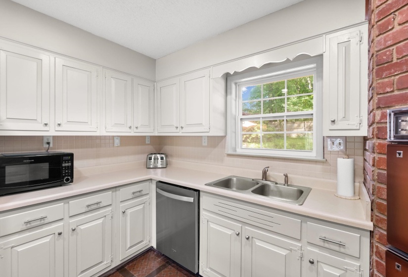 4653 CLEARWATER DR, Memphis, Tennessee 38128, 5 Bedrooms Bedrooms, 10 Rooms Rooms,2.1 BathroomsBathrooms,Residential,For Sale,CLEARWATER,10224404