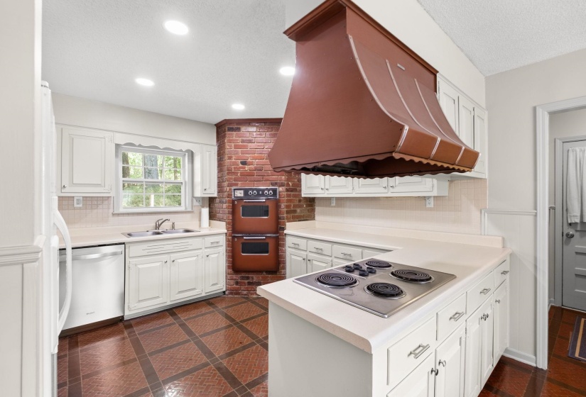 4653 CLEARWATER DR, Memphis, Tennessee 38128, 5 Bedrooms Bedrooms, 10 Rooms Rooms,2.1 BathroomsBathrooms,Residential,For Sale,CLEARWATER,10224404