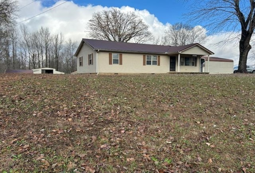Ranch-style house with crawl space and a front yard