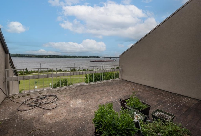 377 RIVERBLUFF PL, Memphis, Tennessee 38103, 2 Bedrooms Bedrooms, 5 Rooms Rooms,2.1 BathroomsBathrooms,Residential,For Sale,RIVERBLUFF,10224415