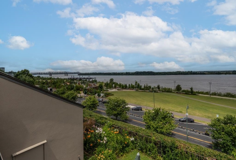 377 RIVERBLUFF PL, Memphis, Tennessee 38103, 2 Bedrooms Bedrooms, 5 Rooms Rooms,2.1 BathroomsBathrooms,Residential,For Sale,RIVERBLUFF,10224415