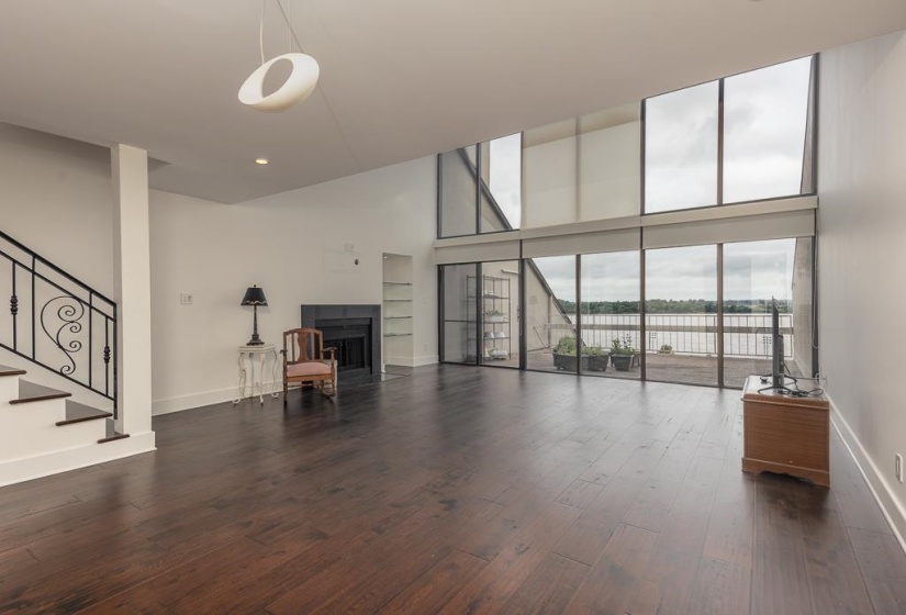 377 RIVERBLUFF PL, Memphis, Tennessee 38103, 2 Bedrooms Bedrooms, 5 Rooms Rooms,2.1 BathroomsBathrooms,Residential,For Sale,RIVERBLUFF,10224415