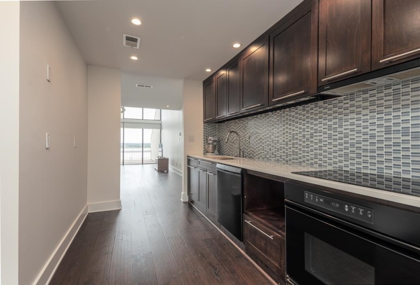 377 RIVERBLUFF PL, Memphis, Tennessee 38103, 2 Bedrooms Bedrooms, 5 Rooms Rooms,2.1 BathroomsBathrooms,Residential,For Sale,RIVERBLUFF,10224415