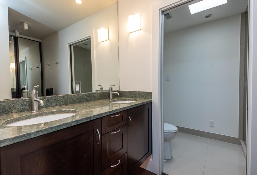 377 RIVERBLUFF PL, Memphis, Tennessee 38103, 2 Bedrooms Bedrooms, 5 Rooms Rooms,2.1 BathroomsBathrooms,Residential,For Sale,RIVERBLUFF,10224415