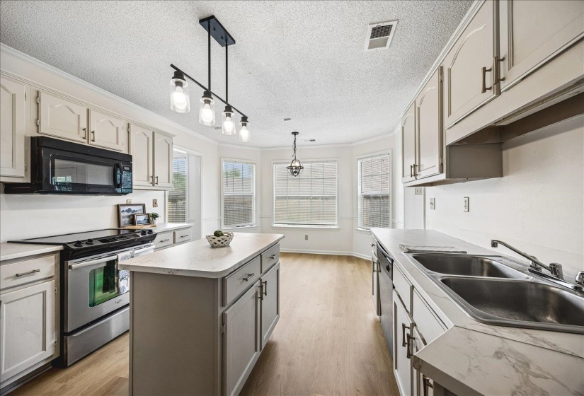 817 RADIANCE DR, Cordova, Tennessee 38018, 4 Bedrooms Bedrooms, 7 Rooms Rooms,2 BathroomsBathrooms,Residential,For Sale,RADIANCE,10224422