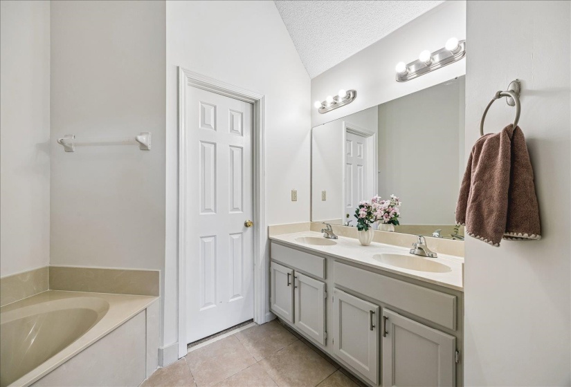 817 RADIANCE DR, Cordova, Tennessee 38018, 4 Bedrooms Bedrooms, 7 Rooms Rooms,2 BathroomsBathrooms,Residential,For Sale,RADIANCE,10224422