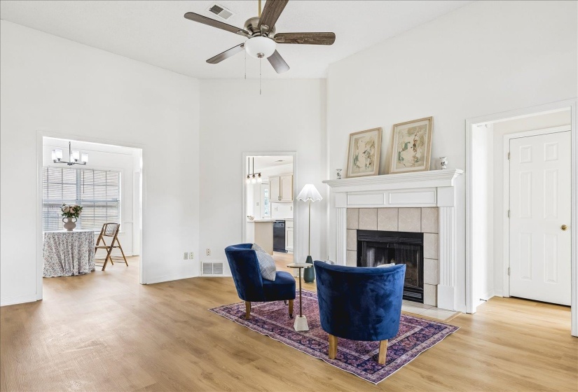 817 RADIANCE DR, Cordova, Tennessee 38018, 4 Bedrooms Bedrooms, 7 Rooms Rooms,2 BathroomsBathrooms,Residential,For Sale,RADIANCE,10224422