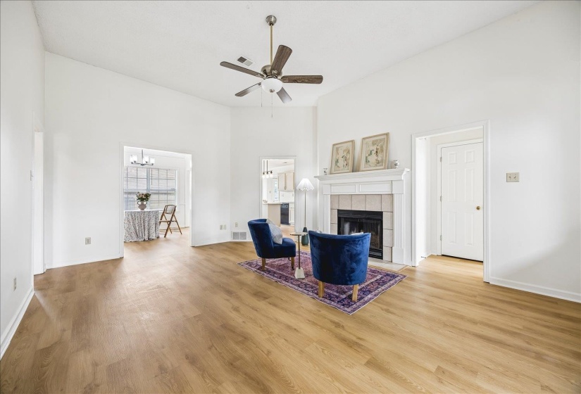 817 RADIANCE DR, Cordova, Tennessee 38018, 4 Bedrooms Bedrooms, 7 Rooms Rooms,2 BathroomsBathrooms,Residential,For Sale,RADIANCE,10224422