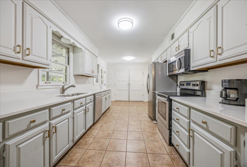 296 WHITE STATION RD, Memphis, Tennessee 38117, 3 Bedrooms Bedrooms, 6 Rooms Rooms,2 BathroomsBathrooms,Residential,For Sale,WHITE STATION,10224427
