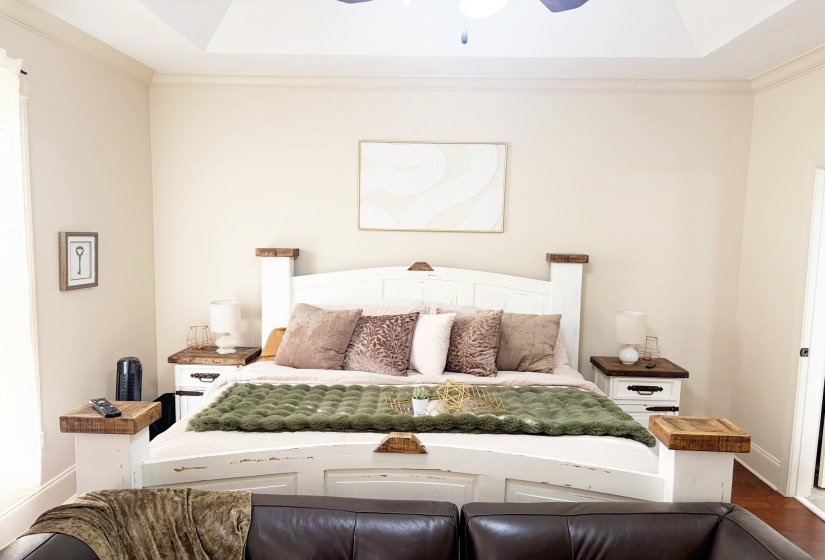 Tray ceiling with crown molding