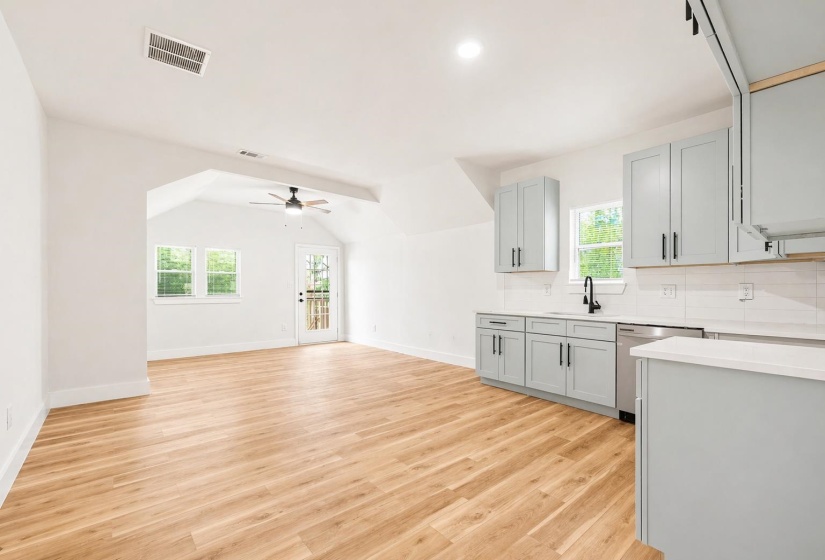 1595 COURT AVE, Memphis, Tennessee 38104, 3 Bedrooms Bedrooms, 7 Rooms Rooms,2 BathroomsBathrooms,Rental Properties,For Sale,COURT,10224448
