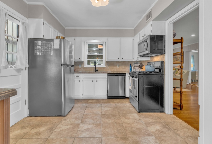 1383 WHITE STATION RD, Memphis, Tennessee 38117, 3 Bedrooms Bedrooms, 9 Rooms Rooms,2.1 BathroomsBathrooms,Rental Properties,For Sale,WHITE STATION,10224462