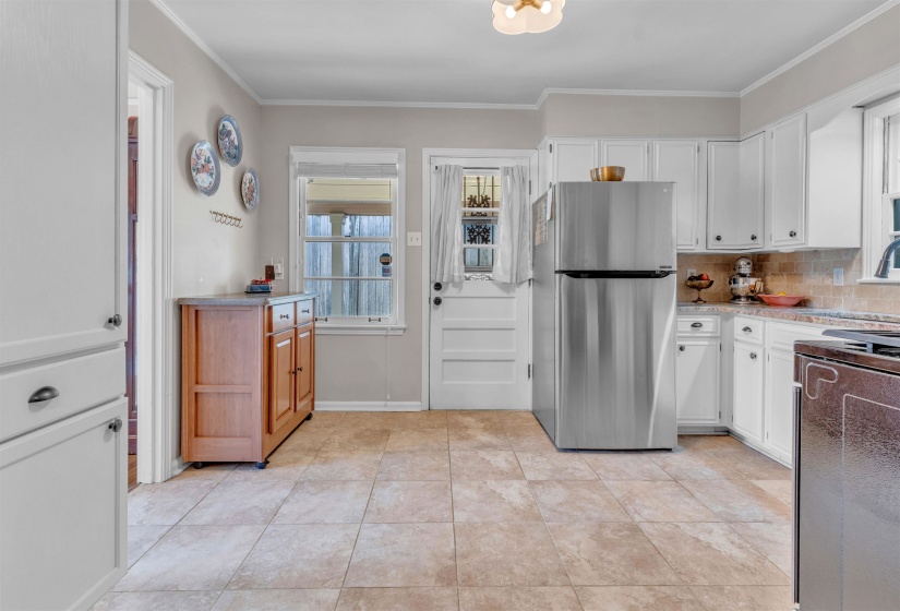 1383 WHITE STATION RD, Memphis, Tennessee 38117, 3 Bedrooms Bedrooms, 9 Rooms Rooms,2.1 BathroomsBathrooms,Rental Properties,For Sale,WHITE STATION,10224462