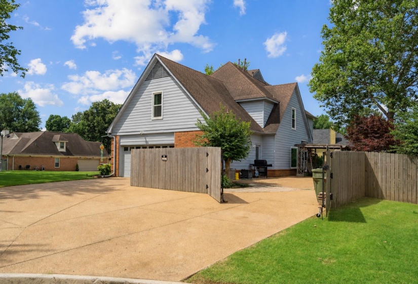 1851 AUTUMNDALE DR, Cordova, Tennessee 38016, 4 Bedrooms Bedrooms, 8 Rooms Rooms,2.1 BathroomsBathrooms,Residential,For Sale,AUTUMNDALE,10224458