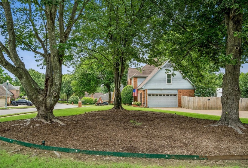 1851 AUTUMNDALE DR, Cordova, Tennessee 38016, 4 Bedrooms Bedrooms, 8 Rooms Rooms,2.1 BathroomsBathrooms,Residential,For Sale,AUTUMNDALE,10224458